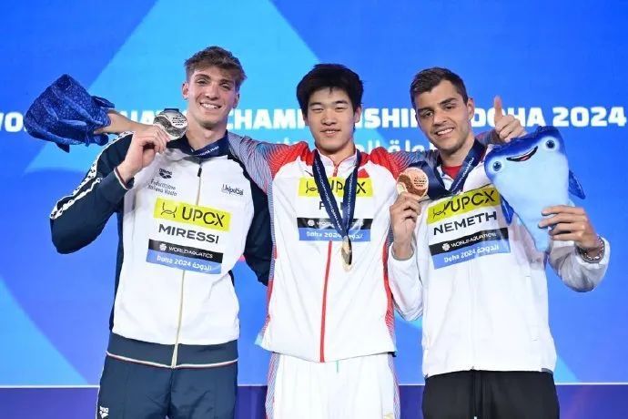 破世界纪录后再拿100米自由泳金牌，潘展乐荣膺世锦赛双冠王